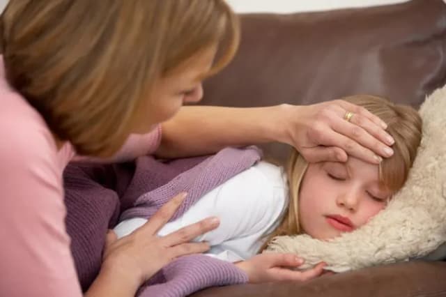 Jak prawidłowo ubrać dziecko gdy ma gorączkę - sprawdzone porady pediatrów Jak prawidłowo ubrać dziecko gdy ma gorączkę - sprawdzone porady pediatrów