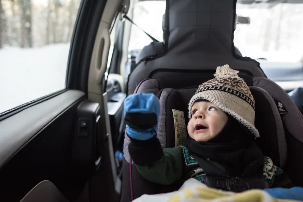 Jak bezpiecznie ubrać dziecko do fotelika: 5 zasad, które ratują życie Jak bezpiecznie ubrać dziecko do fotelika: 5 zasad, które ratują życie