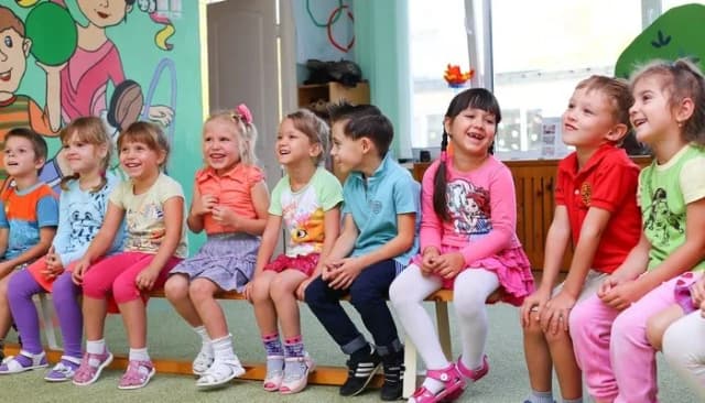 Jak ubrać dziecko na dzień przedszkolaka: poradnik dla zabieganych rodziców Jak ubrać dziecko na dzień przedszkolaka: poradnik dla zabieganych rodziców