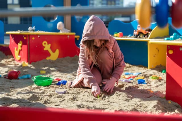 Bezpieczeństwo na placu zabaw – jak wybrać odpowiednią piaskownicę dla przedszkola Bezpieczeństwo na placu zabaw – jak wybrać odpowiednią piaskownicę dla przedszkola