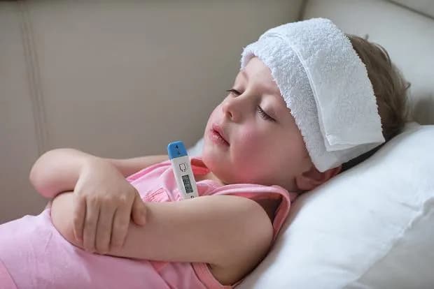 Czy kąpać dziecko z gorączką? Bezpieczne sposoby i ważne zasady Czy kąpać dziecko z gorączką? Bezpieczne sposoby i ważne zasady